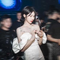  夜店dj蹦迪,热闹非凡的舞蹈场景